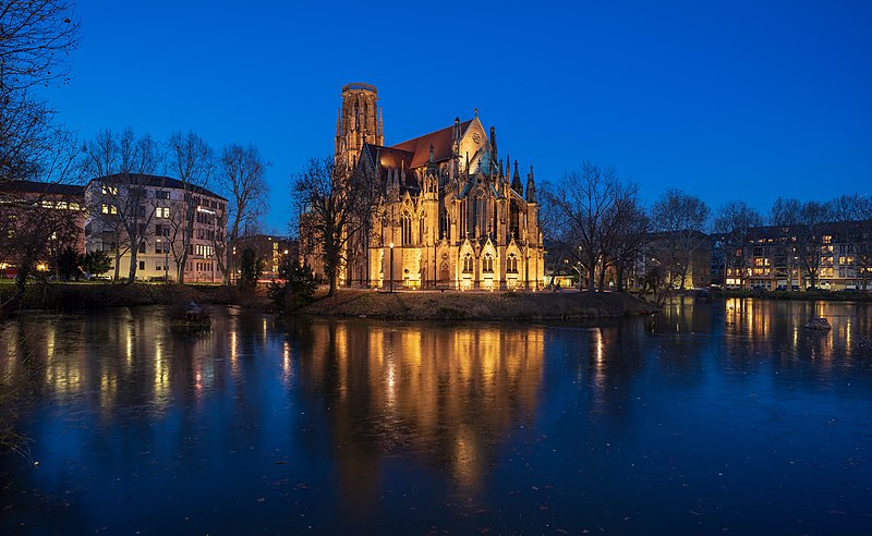 stuttgart west johanneskirche im zugefrorenen feuersee zur blauen stunde srgb