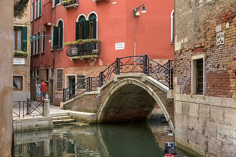 venezia san polo ponte storto over rio di san aponal